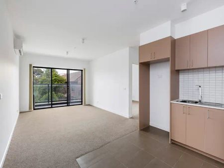 “Impressive & Spacious Apartment in the Heart of West Footscray” - Photo 2