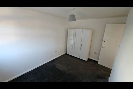 3 Bed End Terrace, Beckhill Gate, LS7 - Photo 2