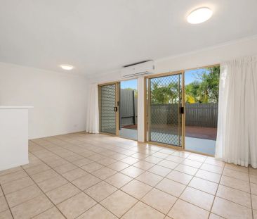 Spacious Three-Bedroom Townhouse within Brisbane State High catchment - Photo 1