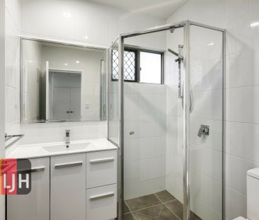 INNER CITY, THREE BEDROOM TOWNHOUSE W/ DUCTED AIR CON !! - Photo 6