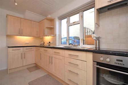 3 bedroom semi-detached house to rent - Photo 5