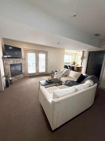 2 bed 1 bath suite in black mountain - Photo 2