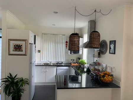 Charming 3BR Townhouse in Flat Bush - Photo 5