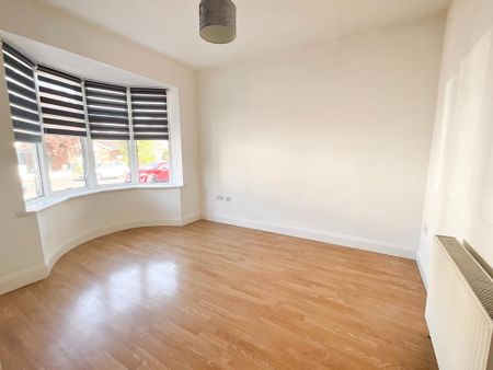 4 bedroom semi-detached house to rent - Photo 4