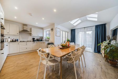 4 bedroom semi-detached house to rent - Photo 5