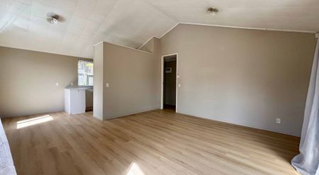 Convenient location and parking! - Photo 4