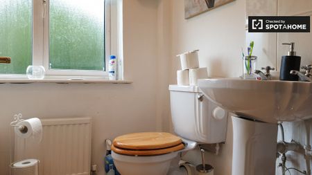 Cosy room in 5-bedroom house in Sandyford, Dublin - Photo 4