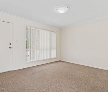 Large Three bedroom with air conditioning in selective school zone - Photo 4