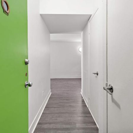 GHETTO MCGILL- 3 ½ RÉNOVÉ & MEUBLÉ – 1 CHAMBRE FERMÉE - Photo 3