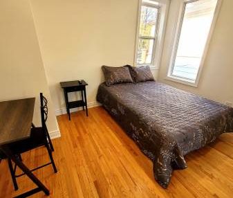 Bright 3 Bedroom/2 Bathroom Close to Major Transit - Photo 1