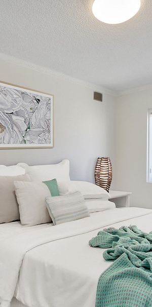 Spacious 3 bedroom apartment with car space in fabulous location! - Photo 1