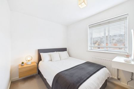 2 bedroom House in Honington Mews, Farnborough - Photo 2