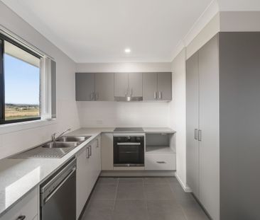 2/1 Wingspan Street - Photo 2