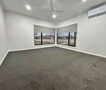 CENTRALLY LOCATED SPACIOUS FAMILY HOME - Photo 3
