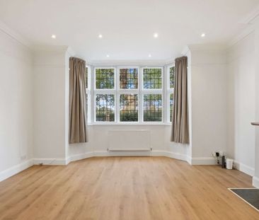 A five bedroom Semi- Detached house in Wandsworth. - Photo 1