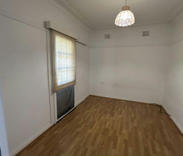 Three Bedroom House in West Tamworth - Photo 3