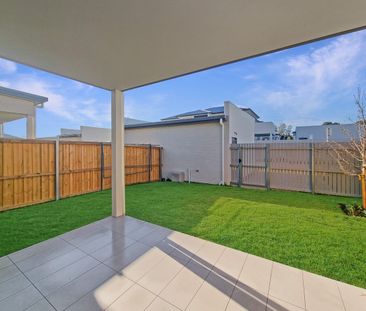 MODERN TWO STOREY FAMILY HOME! - Photo 1