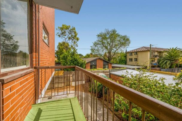 Light, bright living in an ideal locale - Photo 1