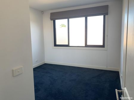 Perfectly located in Ascot Vale - Photo 4