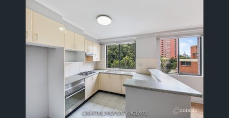 Stunning 3-Bedroom Apartment with Water View in Pyrmont - Photo 3