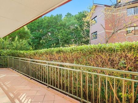 Resort Style Living, Parkside Retreat, Sun-Filled Two Bedroom, One Bathroom Apartment In A Sensational And Leafy Location - Photo 5