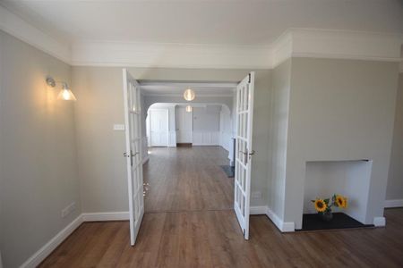 4 bedroom detached house to rent - Photo 4