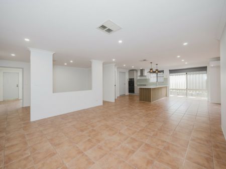 Family home with good size living areas throughout - Photo 4