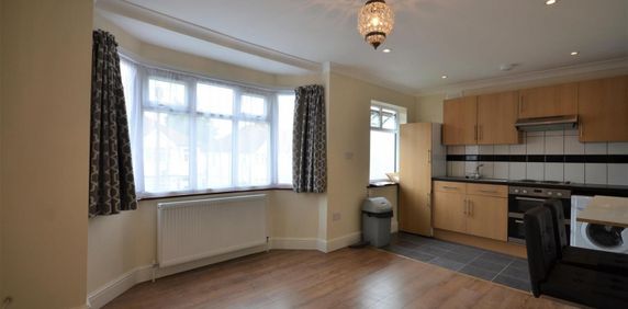 Reeves Avenue, Kingsbury, London, NW9 8LN - Photo 2