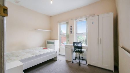 4 bedroom end of terrace house to rent - Photo 3