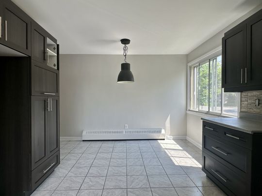 Ahuntsic : Logement de 2 chambres + garage + cour + chauffage et électricité offert en location semi-meublée ! - Photo 1