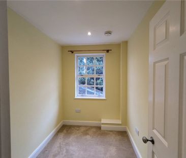 Wonderfully light 2 bedroom apartment in converted period building ... - Photo 2