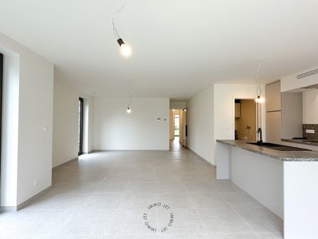 Prachtig gelegen nieuwbouwappartement met twee slaapkamers, tuin en autostaanplaats - Photo 2