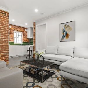 Comfortable Living with Open-Plan Design and Private Ensuite - Photo 2