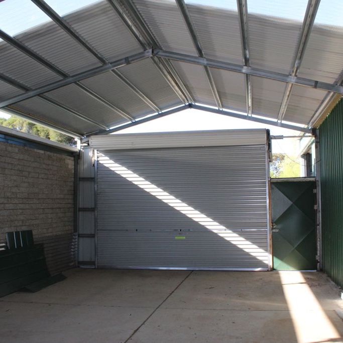 BEAUTIFUL FAMILY HOME WITH THREE GARAGES - Photo 1