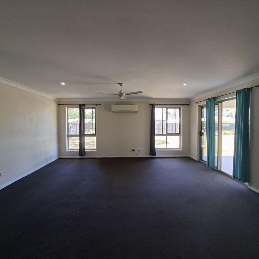 Spacious Family Home in Moore Park Beach - Photo 1