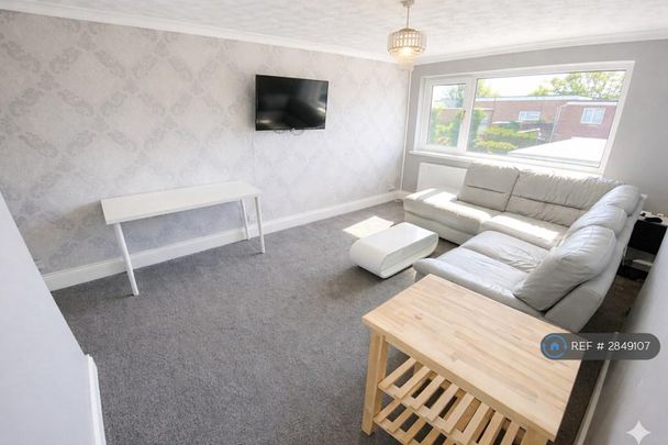 3 bedroom end of terrace house to rent - Photo 1