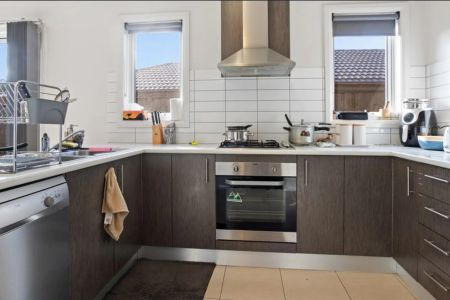 Modern Comfort in a Prime Craigieburn Location - Photo 4