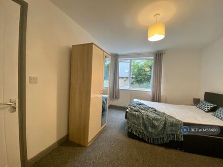 1 bedroom in a house share to rent - Photo 2