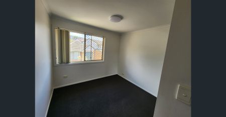 This comfortable 3-bedroom townhouse is in a perfect location - Photo 4