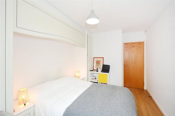 1 bedroom flat in London - Photo 1