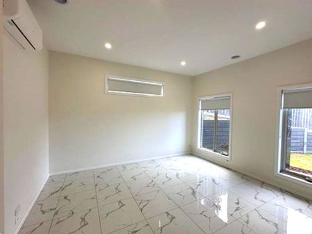 LARGE LUXURIOUS FAMILY HOME - Photo 3