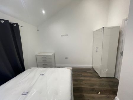 2 Bed Flat, Emmanuel House, CR2 - Photo 3