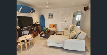 Beautifully Renovated 2-Bedroom 1 Bathroom Duplex - MIAMI - Photo 3