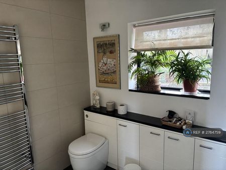 1 bedroom in a house share to rent - Photo 5