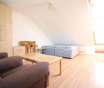 Kingsbridge Crescent, Southall - Photo 3