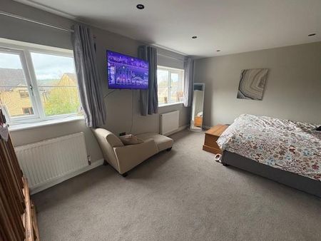 4 bedroom semi-detached house to rent - Photo 4