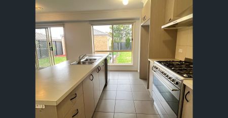 Perfectly positioned, three bedroom beauty! - Photo 4