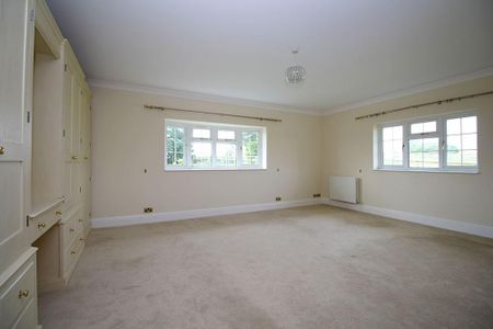 4 bedroom detached house to rent - Photo 3