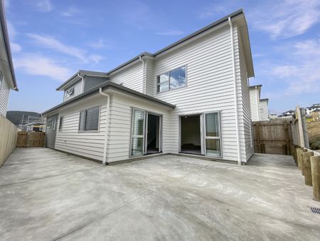 Welcome home to 147 Amesbury Drive, Churton Park. - Photo 3