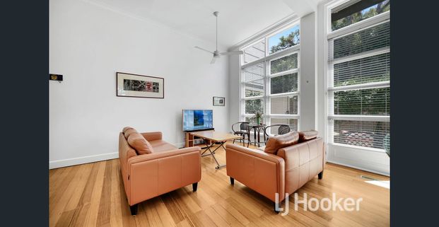 Experience the vibrant city lifestyle in this fully furnished ground floor apartment for 9 months maximum lease. - Photo 1